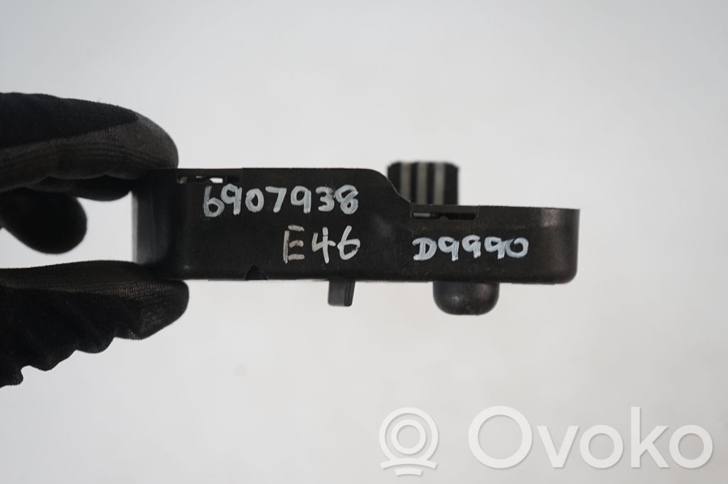 Tail light bulb cover holder (8)