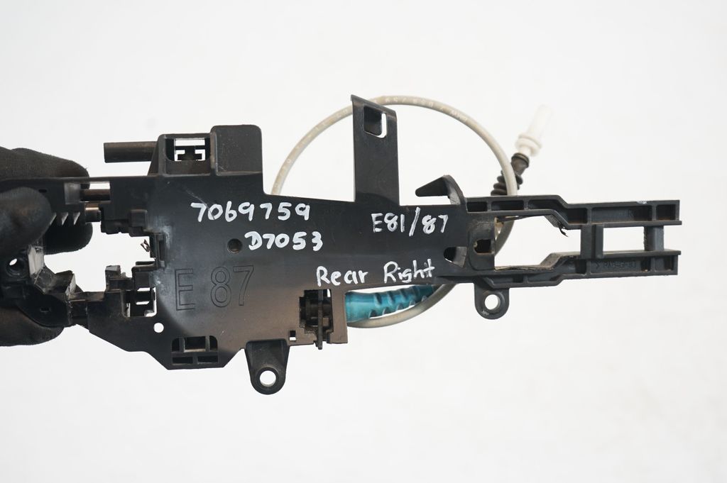 Rear door exterior handle/bracket (7)