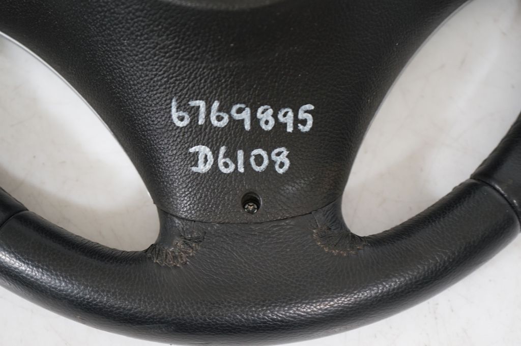 Steering wheel (10)