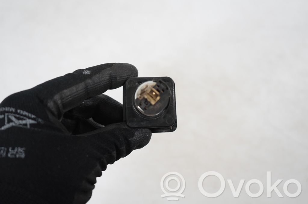 12 V Socket (rear) (6)