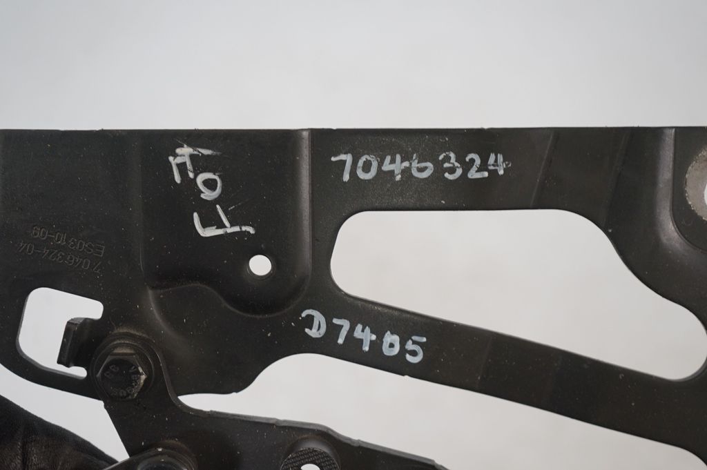 Engine bonnet/hood hinges (8)