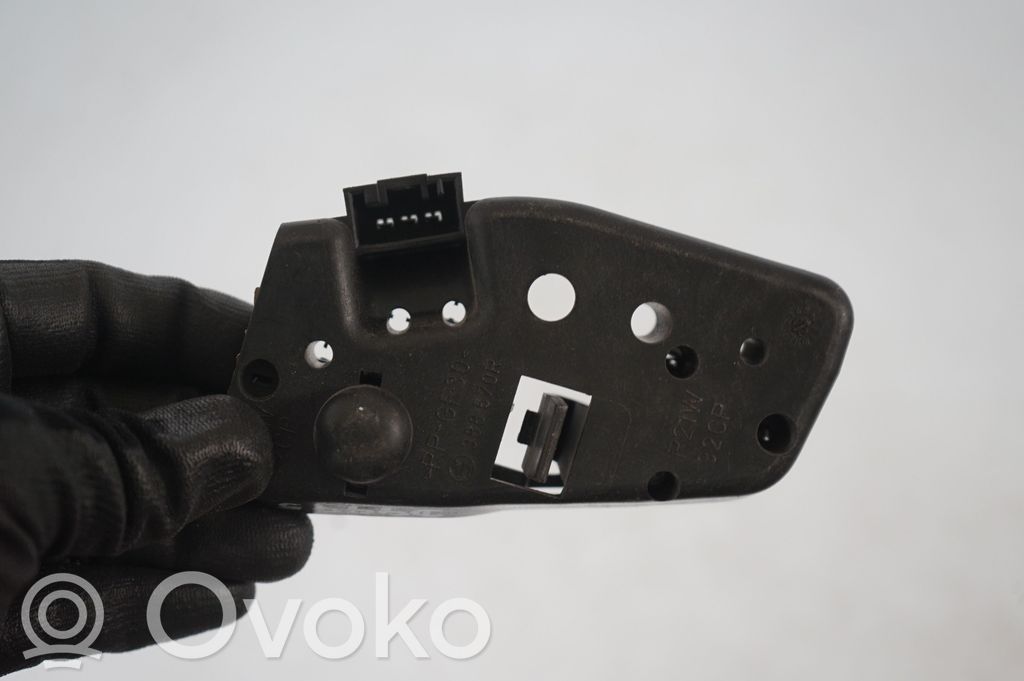 Tail light bulb cover holder (7)