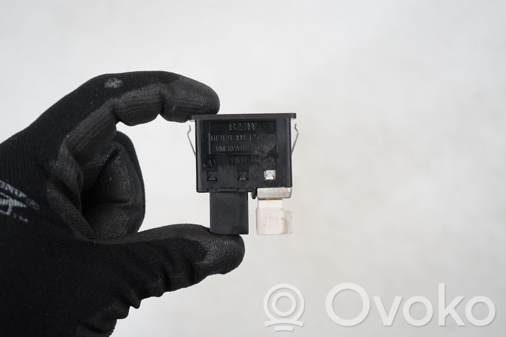 AUX in-socket connector (7)