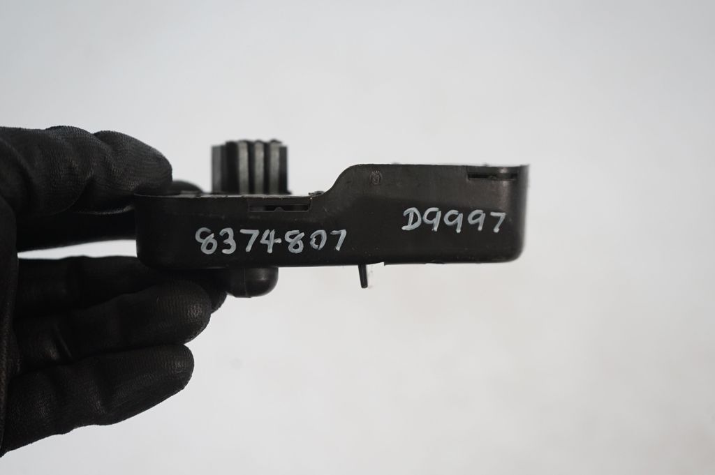 Tail light bulb cover holder (8)