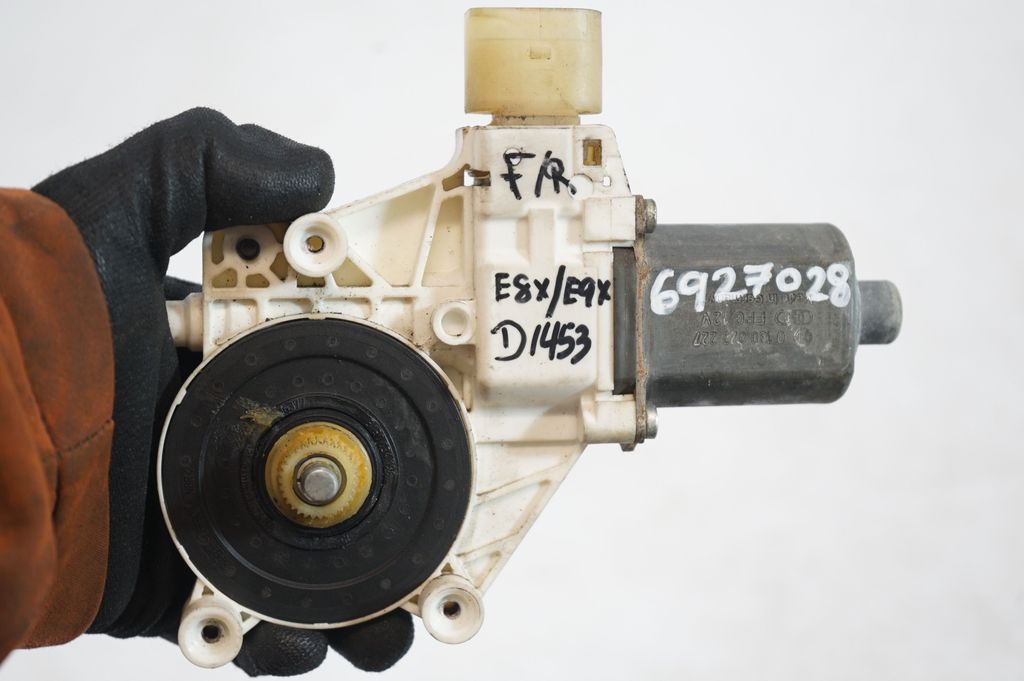 Front door window regulator with motor (8)