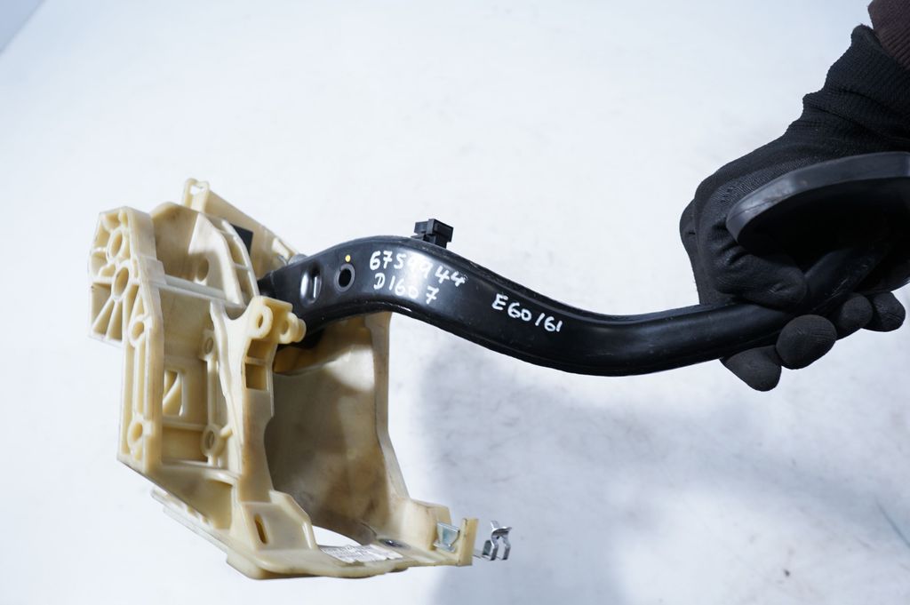 Brake pedal (7)