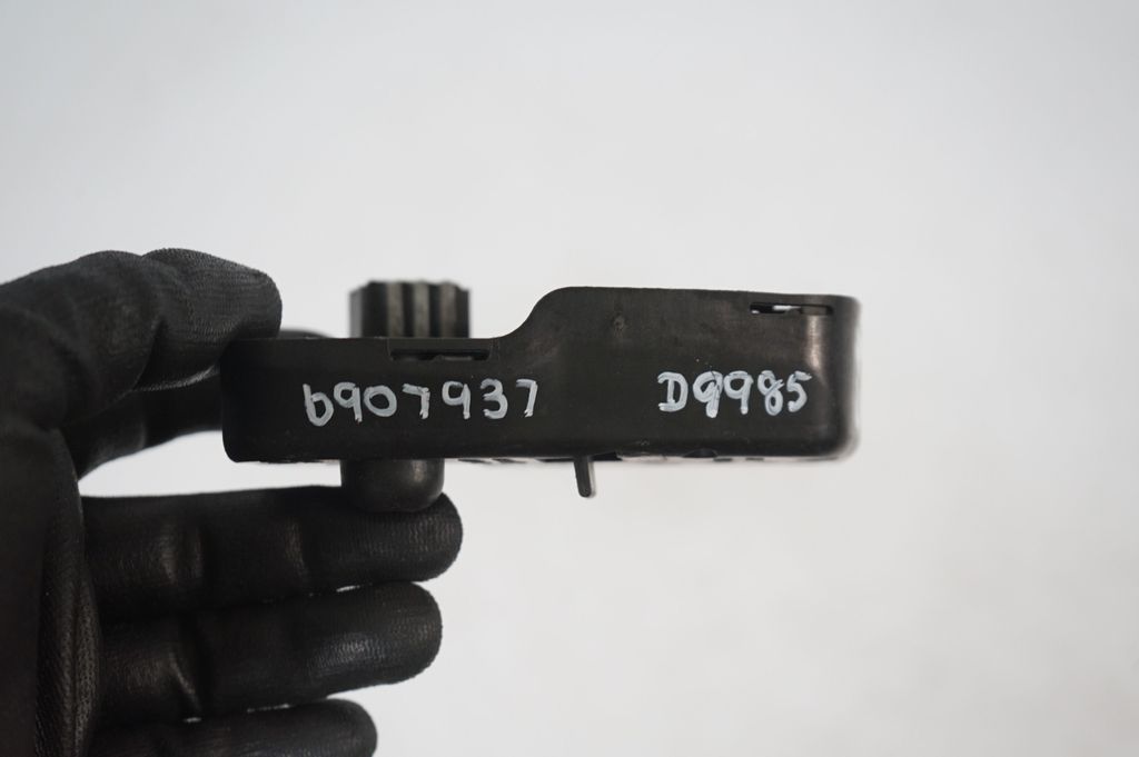 Tailgate rear/tail lights (8)