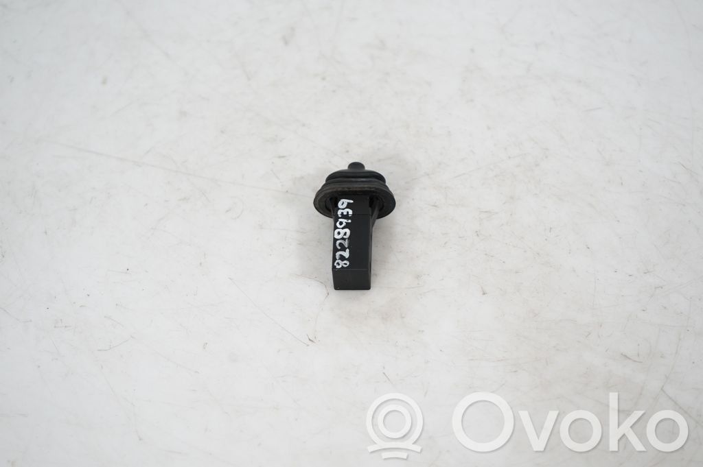 Fuel tank cap lock (4)