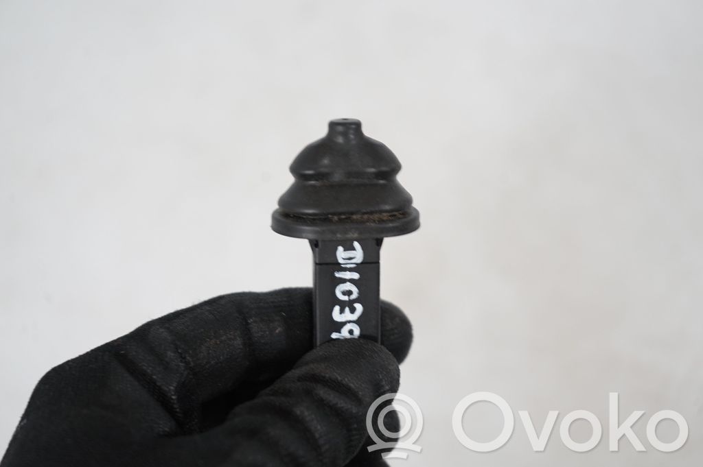 Fuel tank cap lock (7)