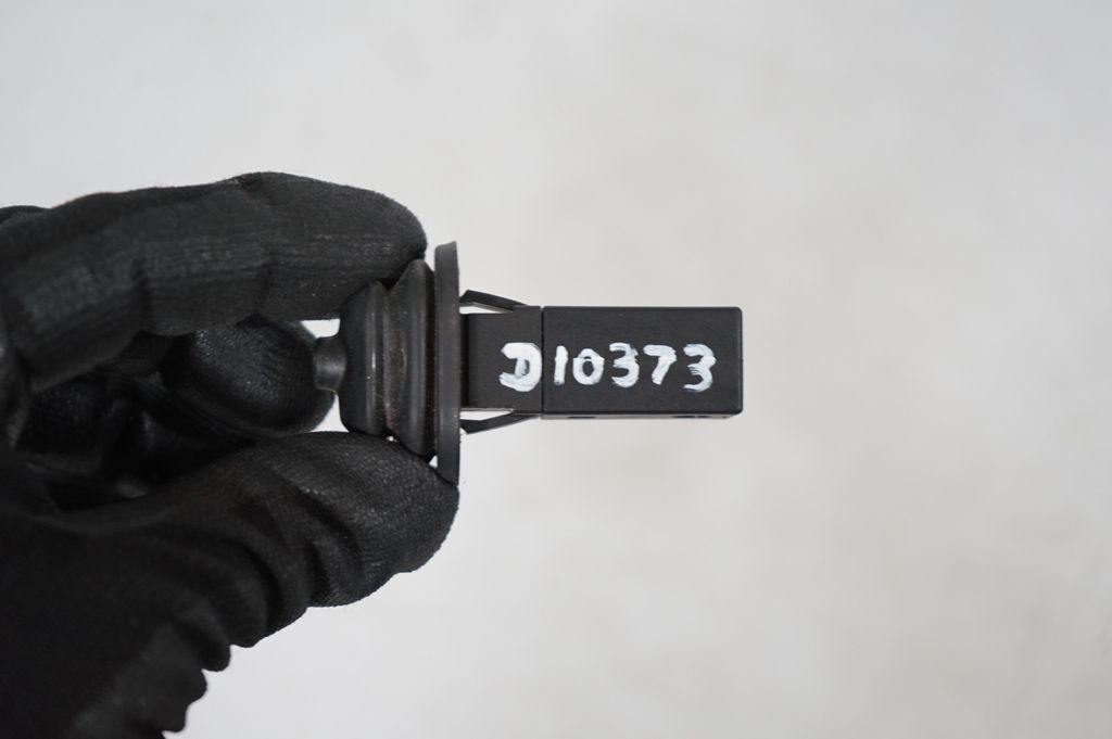 Fuel tank cap lock (8)