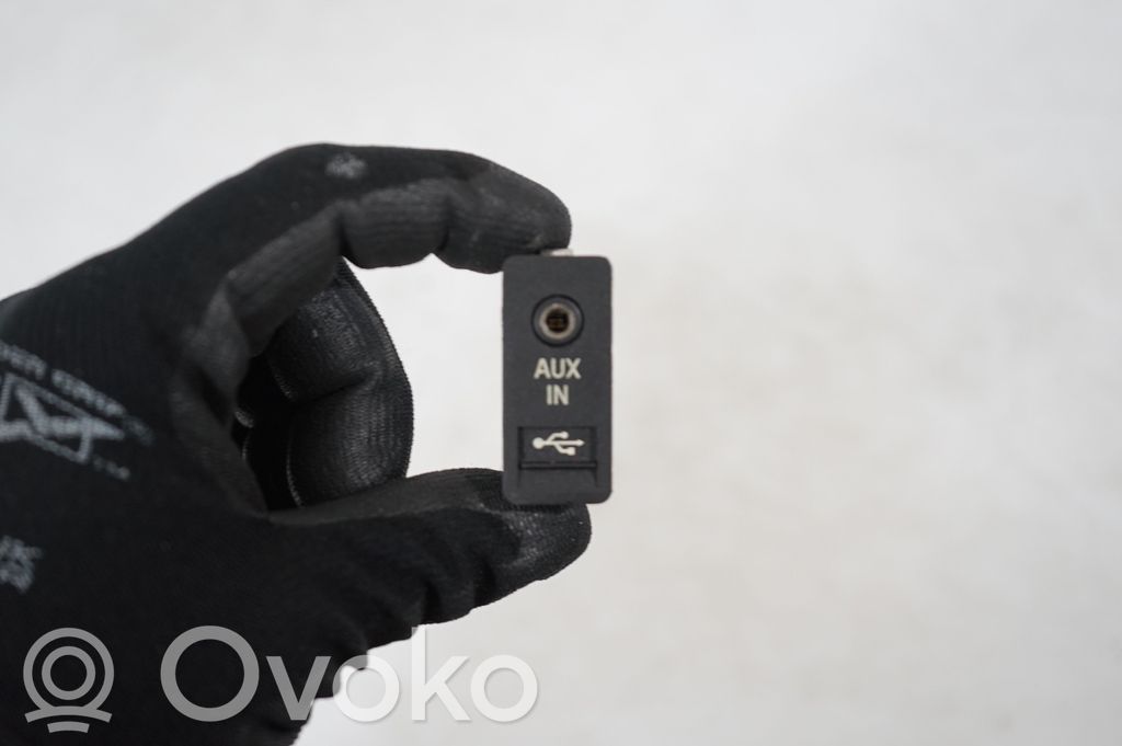 AUX in-socket connector (6)