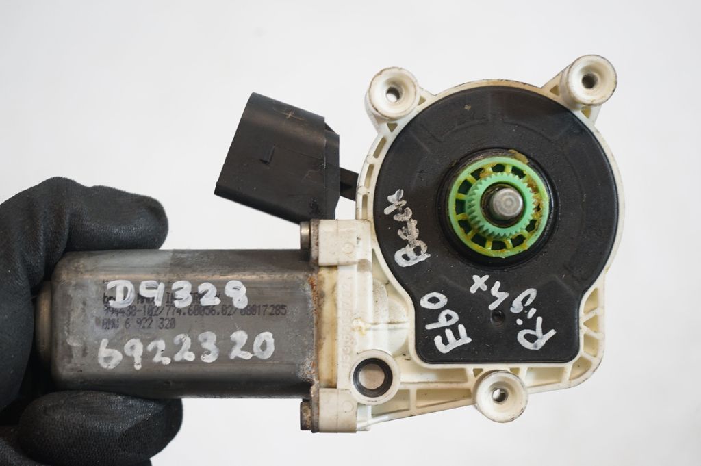 Rear door window regulator with motor (8)