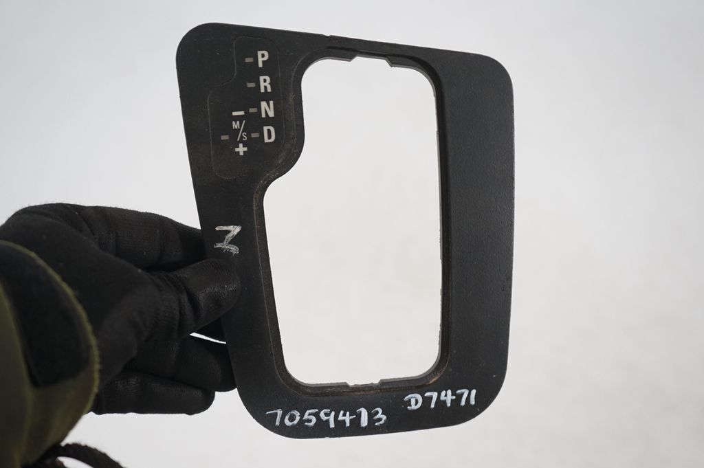 Gear shifter surround trim plastic (7)