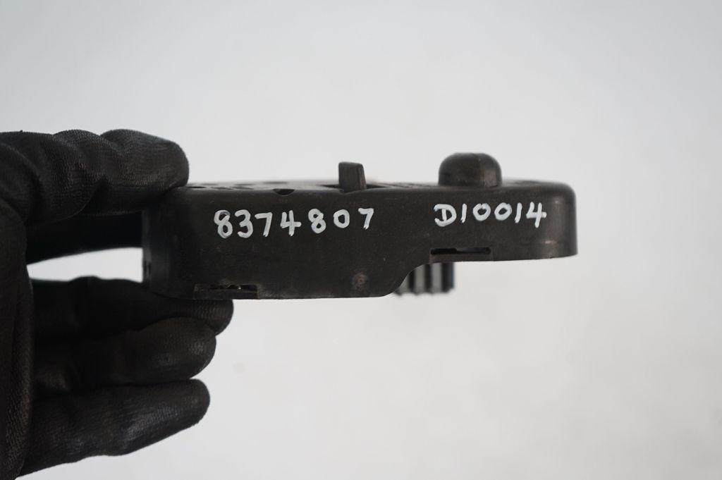 Tail light bulb cover holder (9)