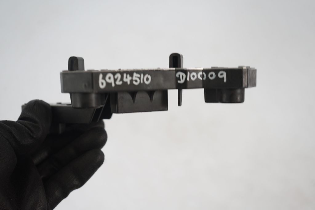 Tail light bulb cover holder (8)