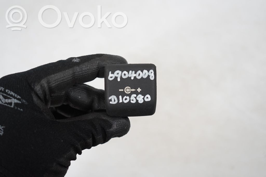 12 V Socket (rear) (7)