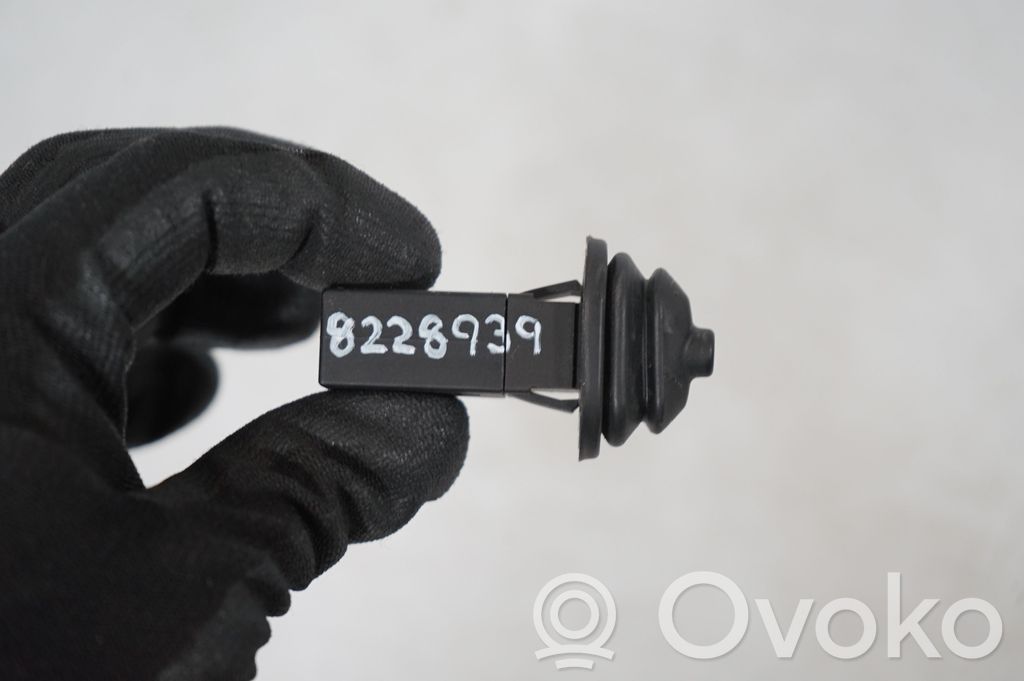 Fuel tank cap lock (6)