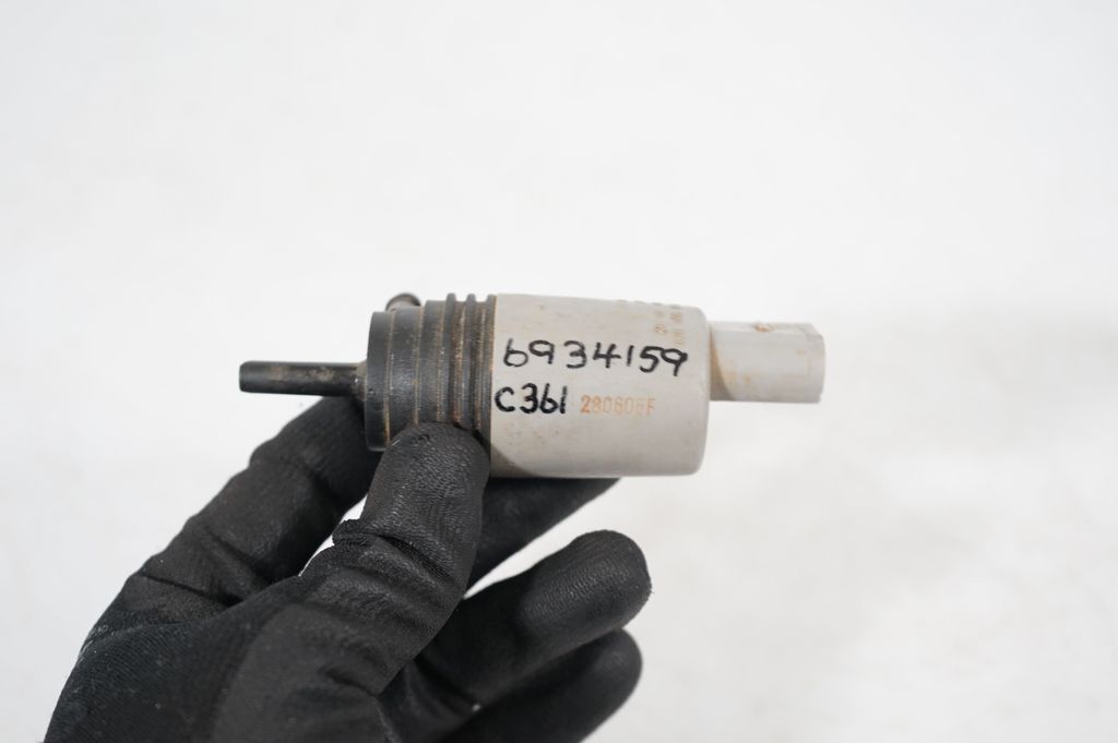 Windscreen/windshield washer pump (8)