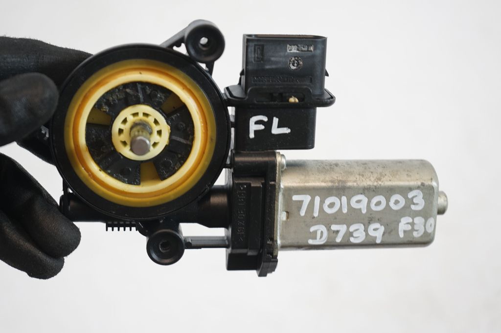 Front door window regulator with motor (8)