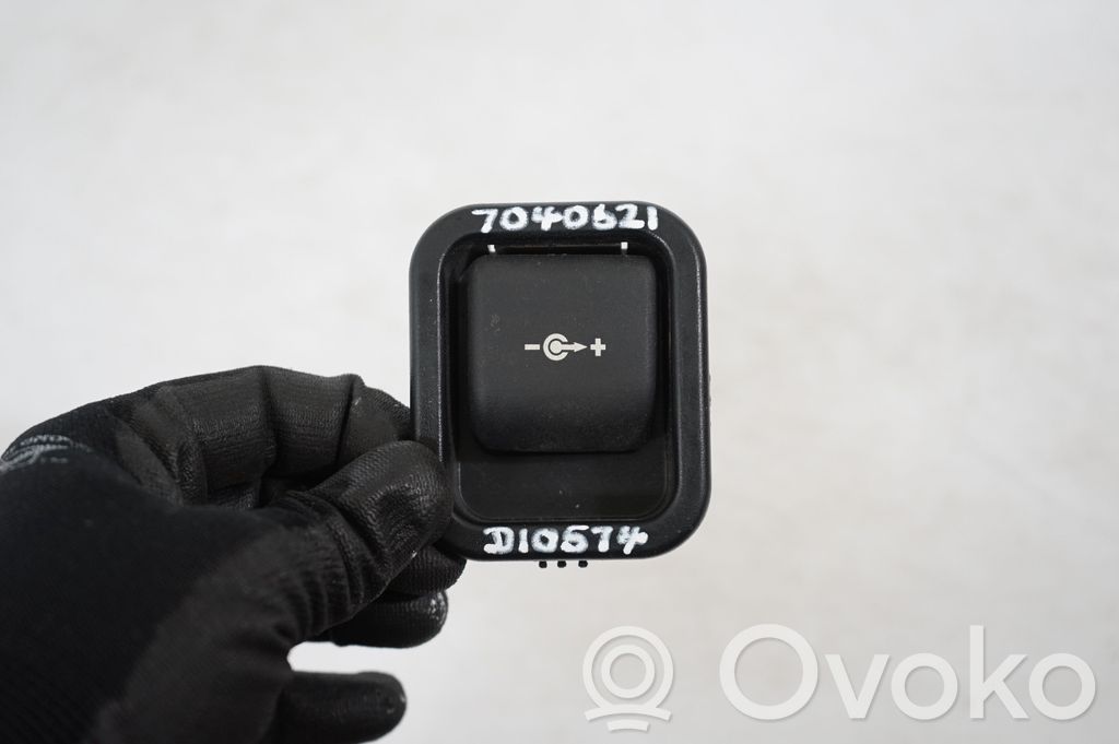 12 V Socket (rear) (7)