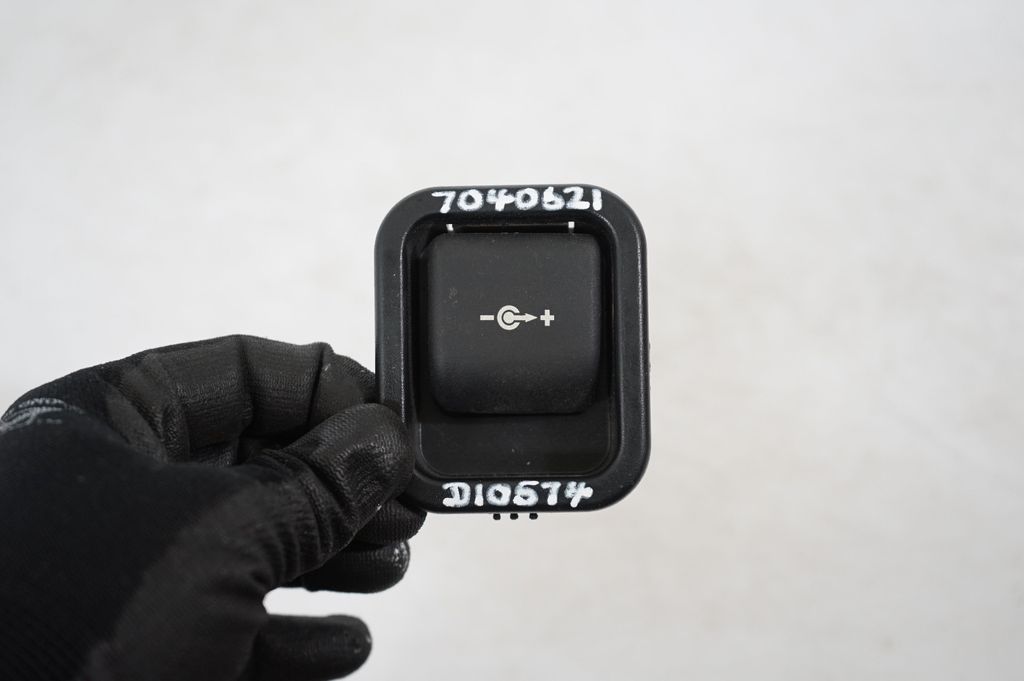 12 V Socket (rear) (7)