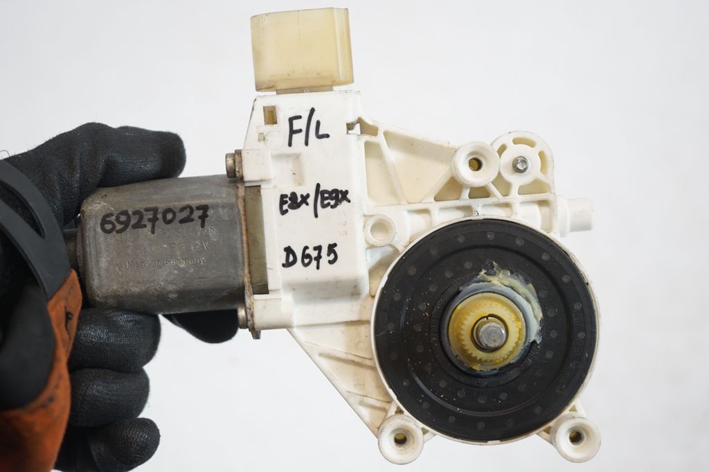 Front door window regulator with motor (8)