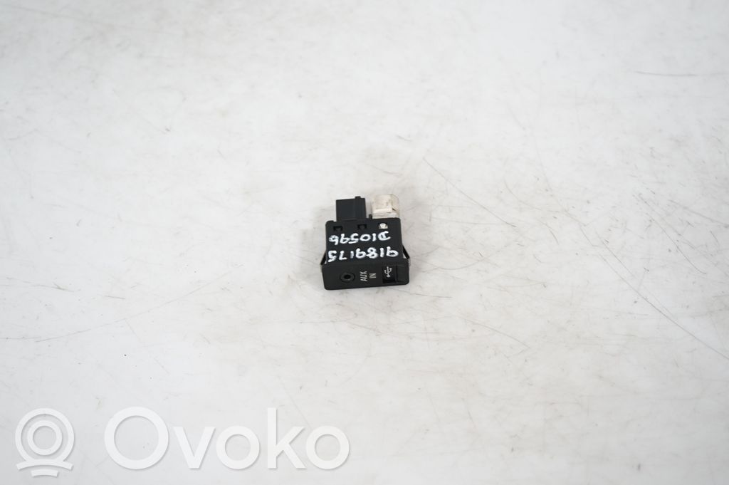 AUX in-socket connector (3)