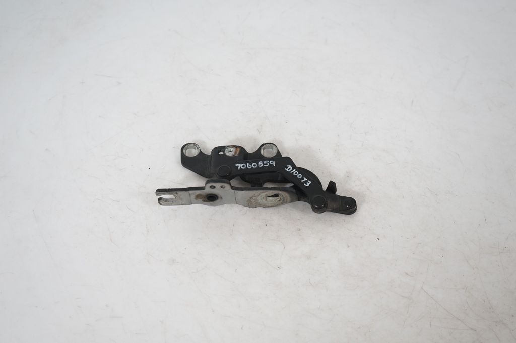 Engine bonnet/hood hinges