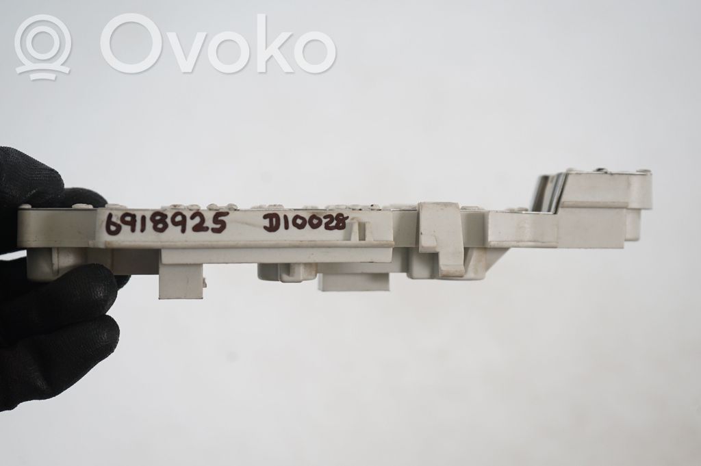 Tail light bulb cover holder (8)