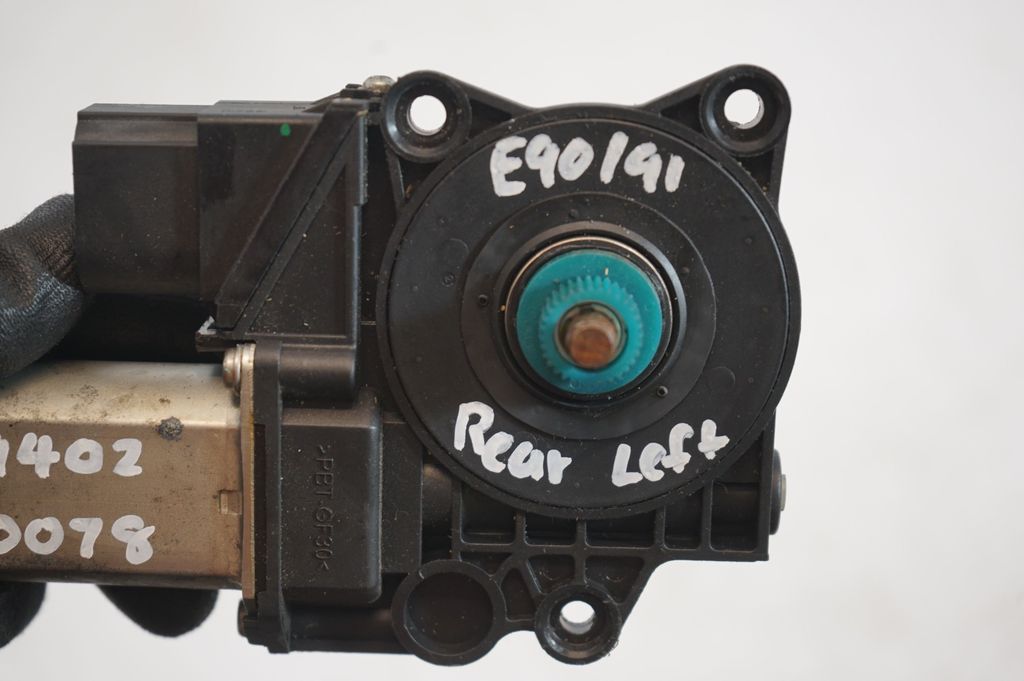 Rear door window regulator with motor (8)