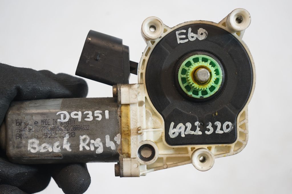 Rear door window regulator with motor (8)