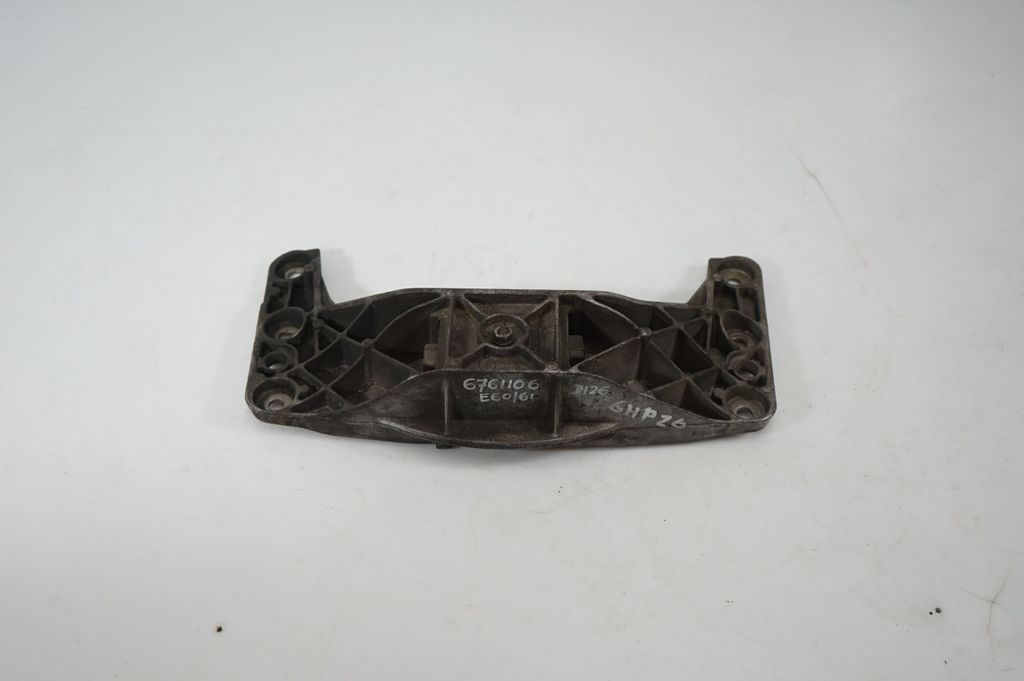 Gearbox mounting bracket