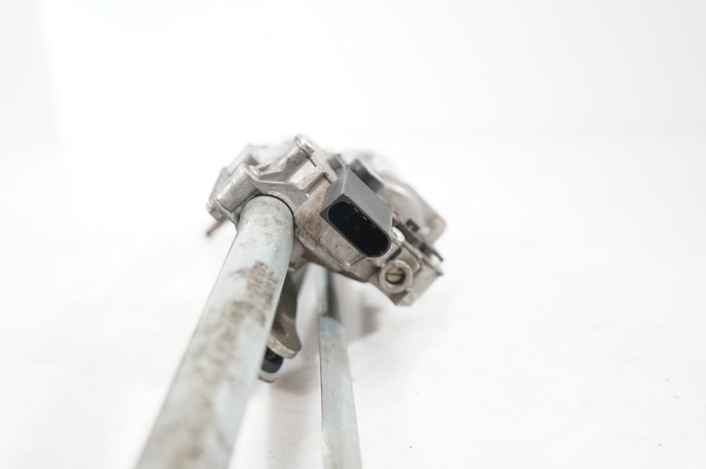 Front wiper linkage and motor (8)