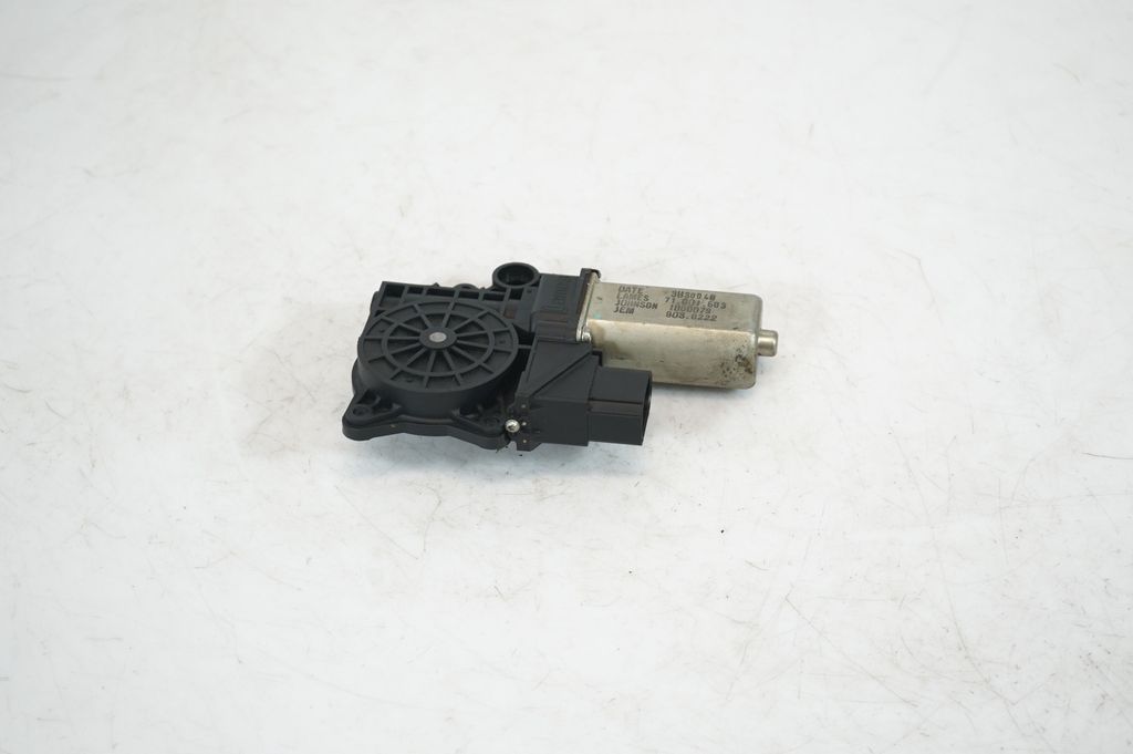 Rear door window regulator with motor (5)