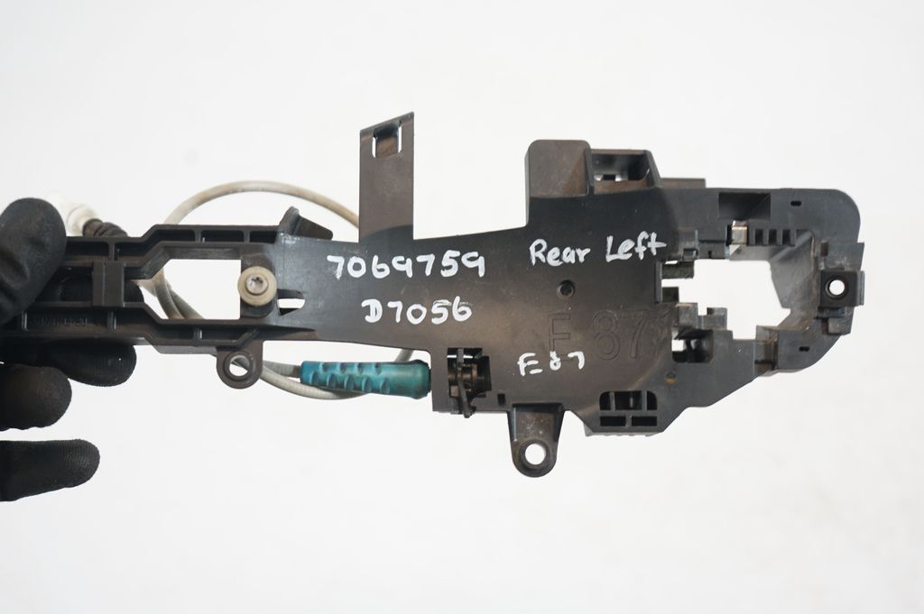 Rear door exterior handle/bracket (7)