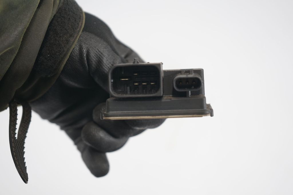 Glow plug pre-heat relay (6)