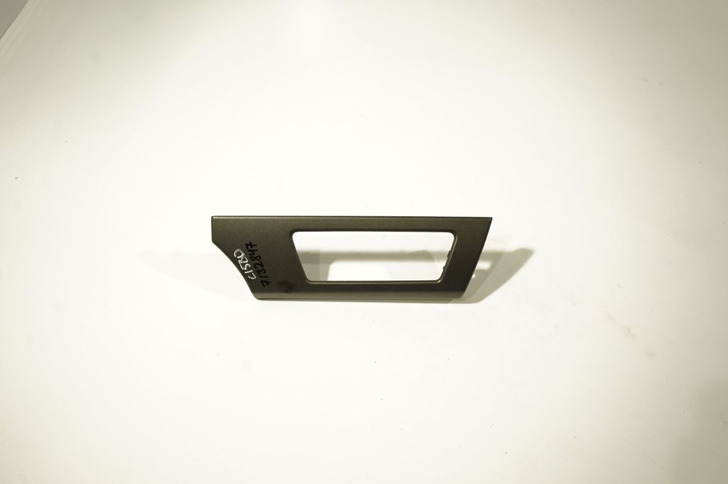 Dashboard glove box trim (5)