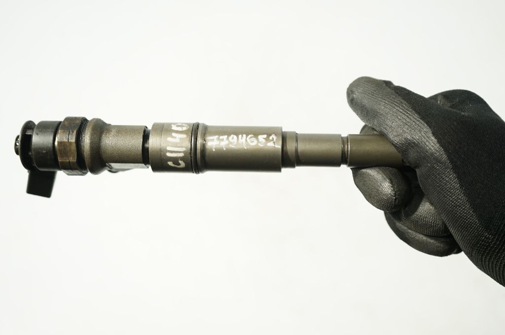 Fuel injector (7)