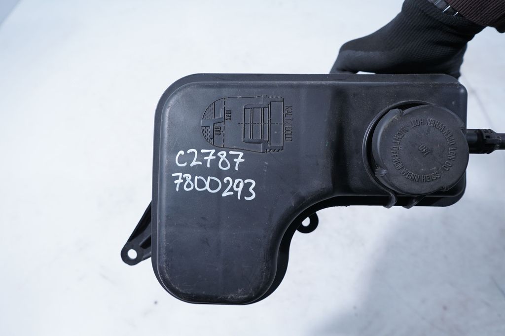 Coolant expansion tank/reservoir (7)