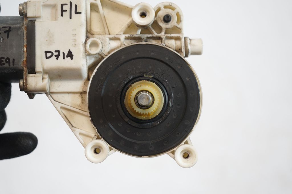 Front door window regulator with motor (7)