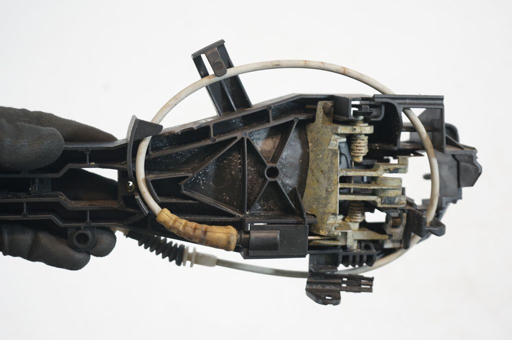 Rear door exterior handle/bracket (6)