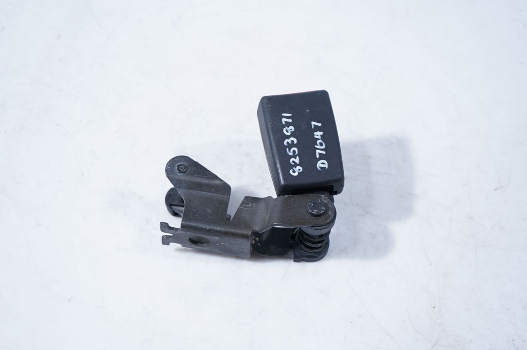 Rear seatbelt buckle (4)