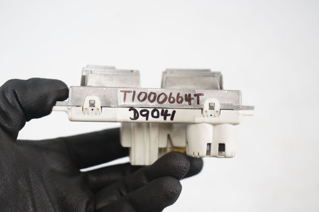 Heater blower motor/fan resistor (8)