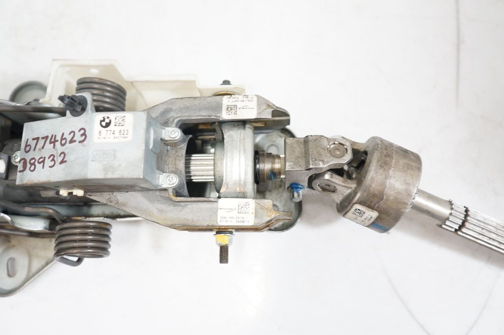 Steering wheel axle (9)