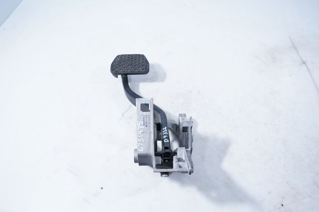 Brake pedal (2)