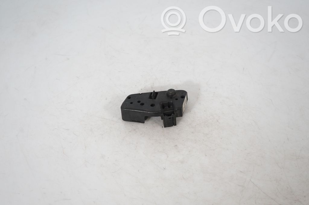 Tail light bulb cover holder (5)