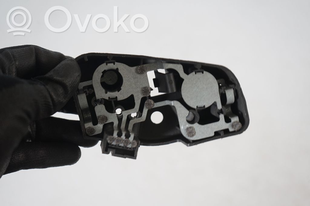 Tail light bulb cover holder (6)