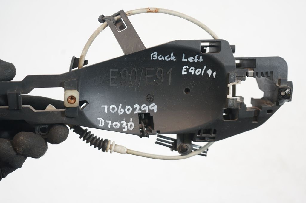 Rear door exterior handle/bracket (7)