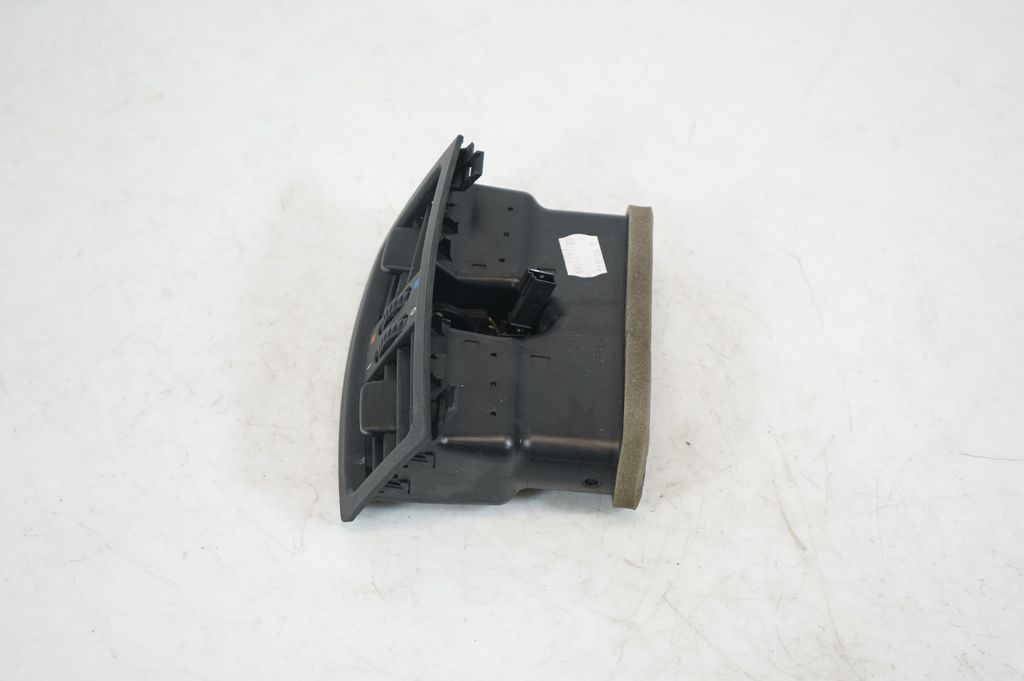 Rear air vent grill (2)