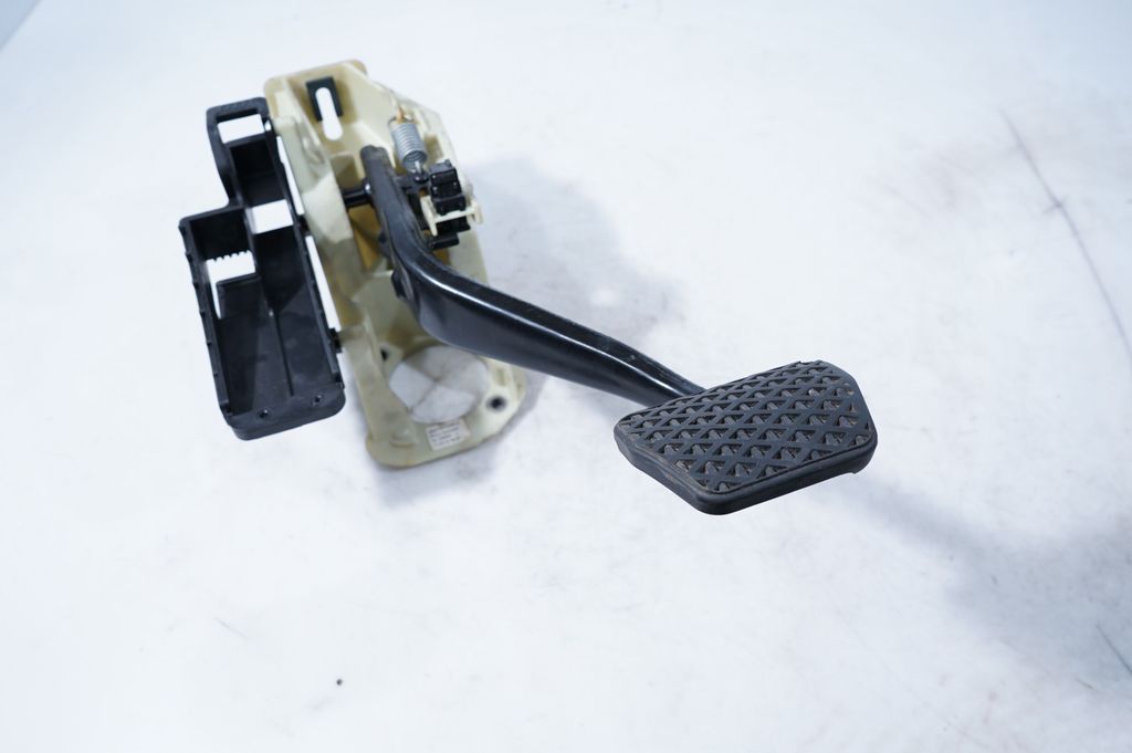 Brake pedal (4)